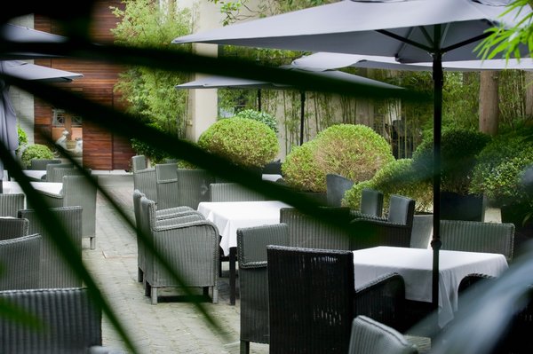 Parasols professionnels de terrasse : élisez la qualité et le style